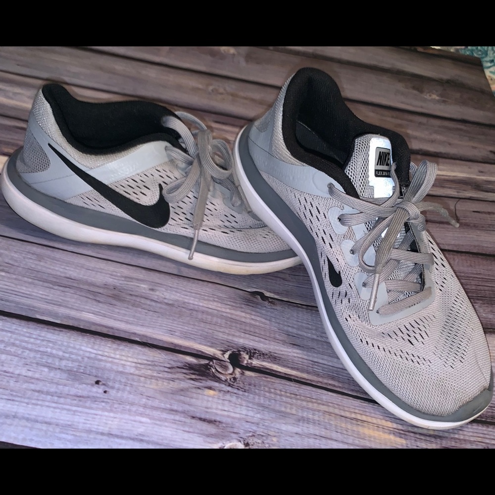 💥💥MUST BUNDLE 3 OR MORE Youth gray &black Nike’s